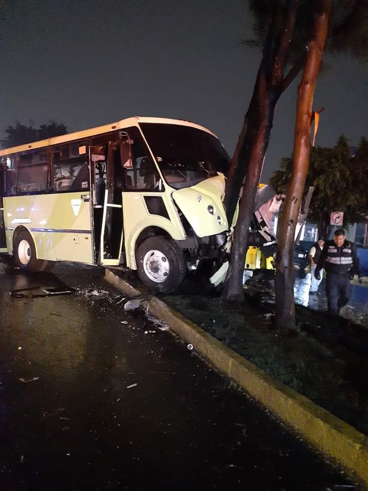 Executive_mx's tweet photo. @RuidoEnLaRed  @franciscozea @Claudiashein  en un evidente acto de corrupción, están liberando unidad de transporte publico que provocó lesiones a varios pasajeros. Esto es en @PGJDF_CDMX #gam2  dónde una vez más queda claro el nivel de corrupción de ruta 18 con MP @UnoNoticias https://t.co/5joOBlWnIK