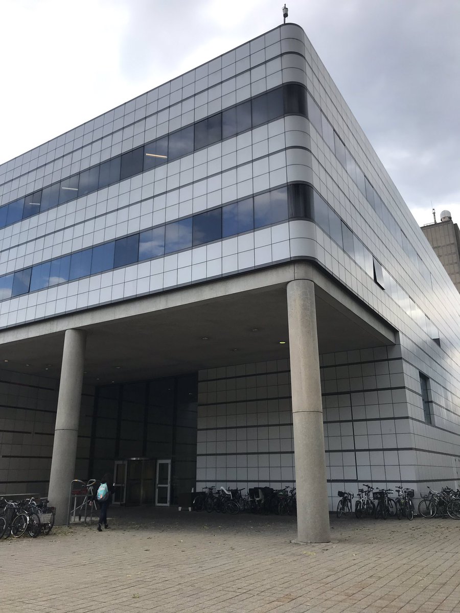 shu4603's tweet image. The design of E15 may seem wasteful, since there’s this large area of empty space where there could’ve been more labs and offices. But actually it makes for a convenient place to park bikes away from the rain #modernsystem