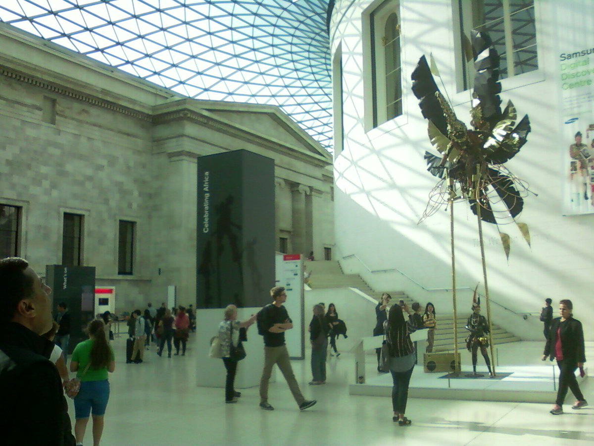 太田 潤 猫の皿 Twitterren 新旧の融合その2 ーーー大英博物館 このホールに入った瞬間に鳥肌が立った記憶がある それくらい綺麗な空間だった 階段脇にノーマン フォスターって書いてある だつもりアーカイブス