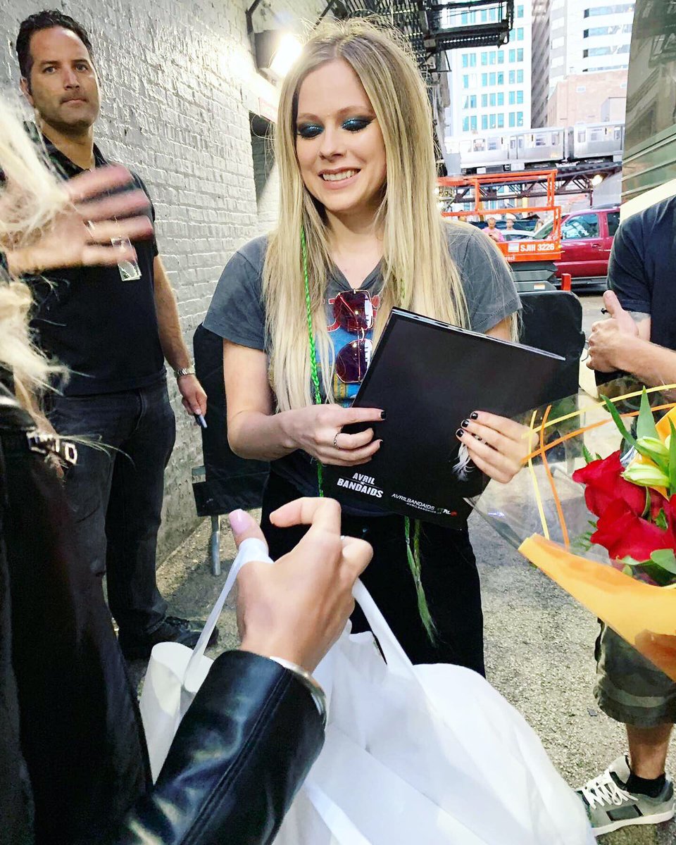 avril_bandaids's tweet photo. HAPPY BIRTHDAY to @AvrilLavigne! 💐🎂💖💕 Thank you to all the fans who joined our birthday project this year. Our staff member @francyav delivered the book to Avril last night before the show in Chicago and Avril was very happy. #AvrilBandaids https://t.co/SbrZ5ri0ER