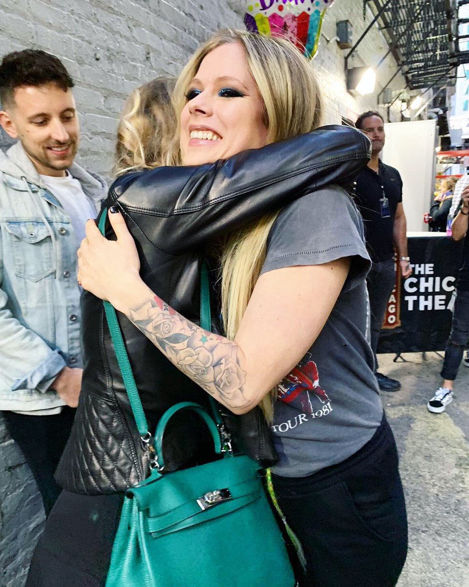 avril_bandaids's tweet photo. HAPPY BIRTHDAY to @AvrilLavigne! 💐🎂💖💕 Thank you to all the fans who joined our birthday project this year. Our staff member @francyav delivered the book to Avril last night before the show in Chicago and Avril was very happy. #AvrilBandaids https://t.co/SbrZ5ri0ER