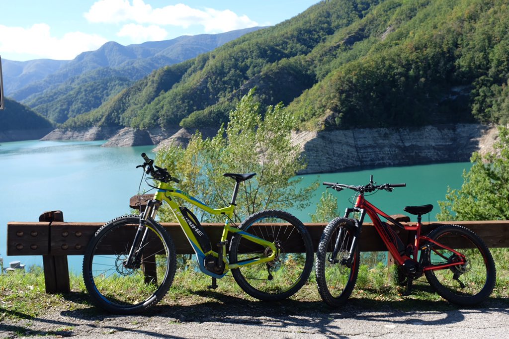 YummyPlanetBlog's tweet photo. VTT électrique avec vue ! La couleur de l’eau au barrage de Ridracoli 😍 #stsravenna #inemiliaromagna https://t.co/myH2Na5Qih