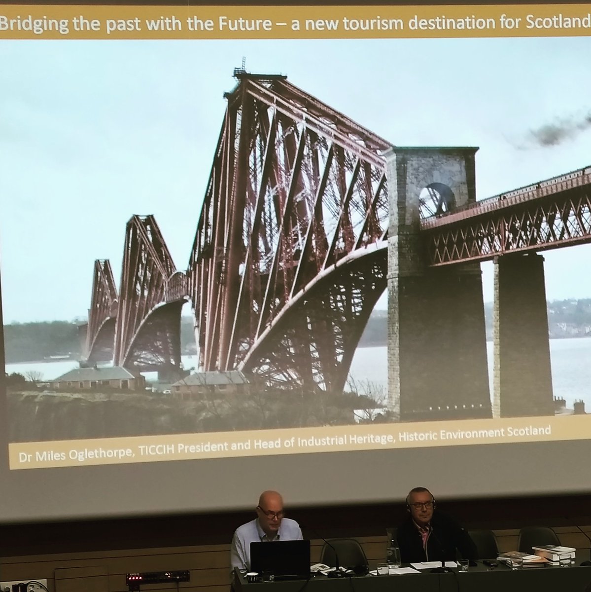 rewindthecity's tweet photo. Un gustazo escuchar a Miles Oglethorpe, presidente del Comité Internacional para la Conservación del Patrimonio Industrial (#TICCIH), dentro de las XXI Jornadas de #INCUNA Por no hablar de la sidra 😉
@somos_incuna
#forthbridge #industrialheritage #patrimonioindustrial #gijon https://t.co/Th0C56SNZh
