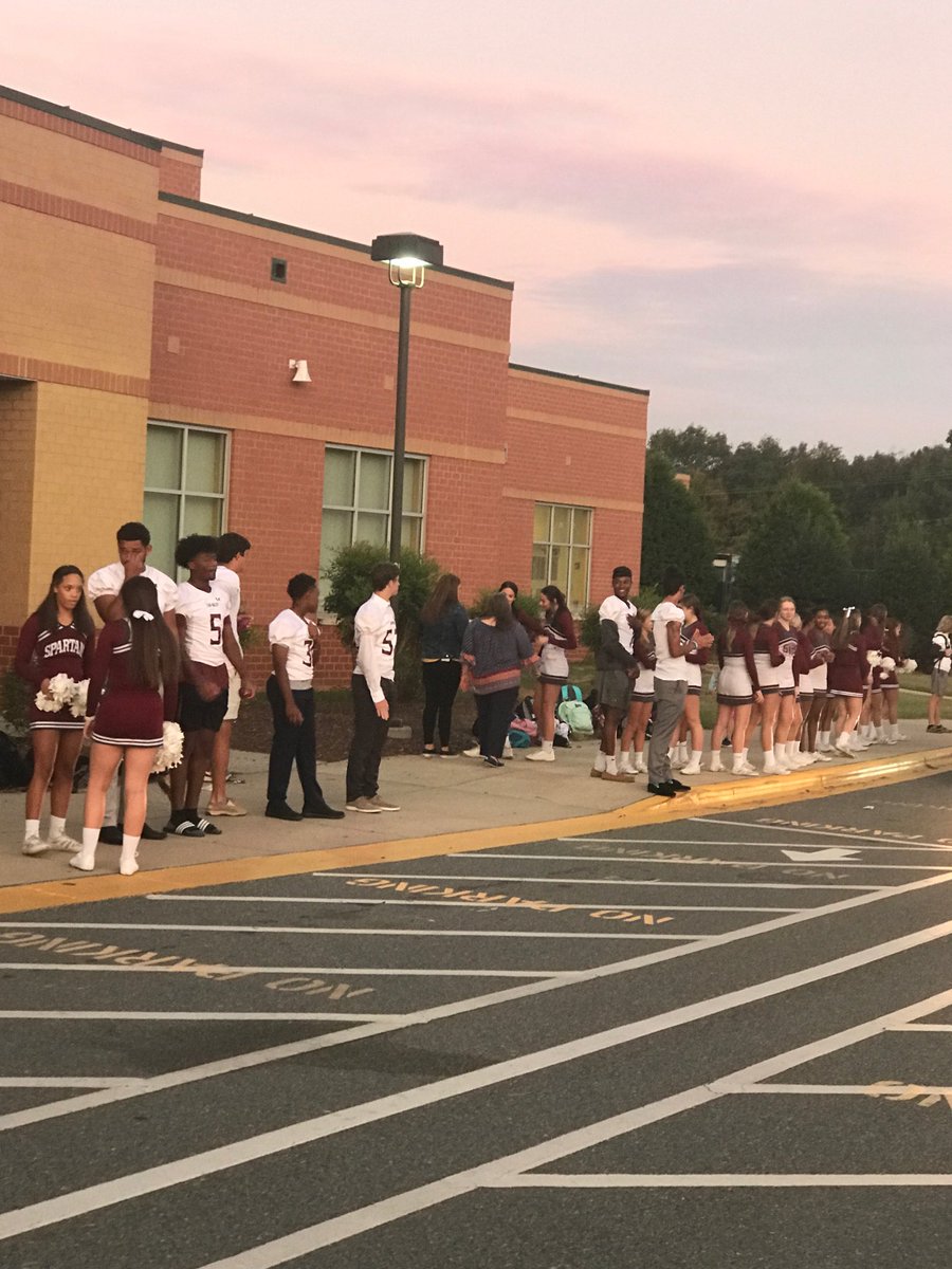 ShilohValleyPS's tweet photo. Sun Valley High School cheerleaders and football players are helping in our car rider line! @SVHSPrin_Dad @AGHoulihan @jttopp #TeamUCPS #BetterTogether #BestCluster #LoveOurSchools @ShilohValElem https://t.co/OWUEZiIPHv