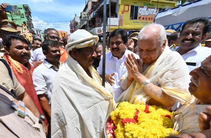 loveucomred's tweet photo. നവരാത്രി വിഗ്രഹ ഘോഷയാത്രയെ സംസ്ഥാന അതിർത്തിയായ കളിയിക്കാവിളയിൽ ഗവർണർ ആരിഫ് മുഹമ്മദ് ഖാൻ സ്വീകരിക്കുന്നു
#kerala #navaratri #idolprocession #trivandrum https://t.co/TRv0yui2z7