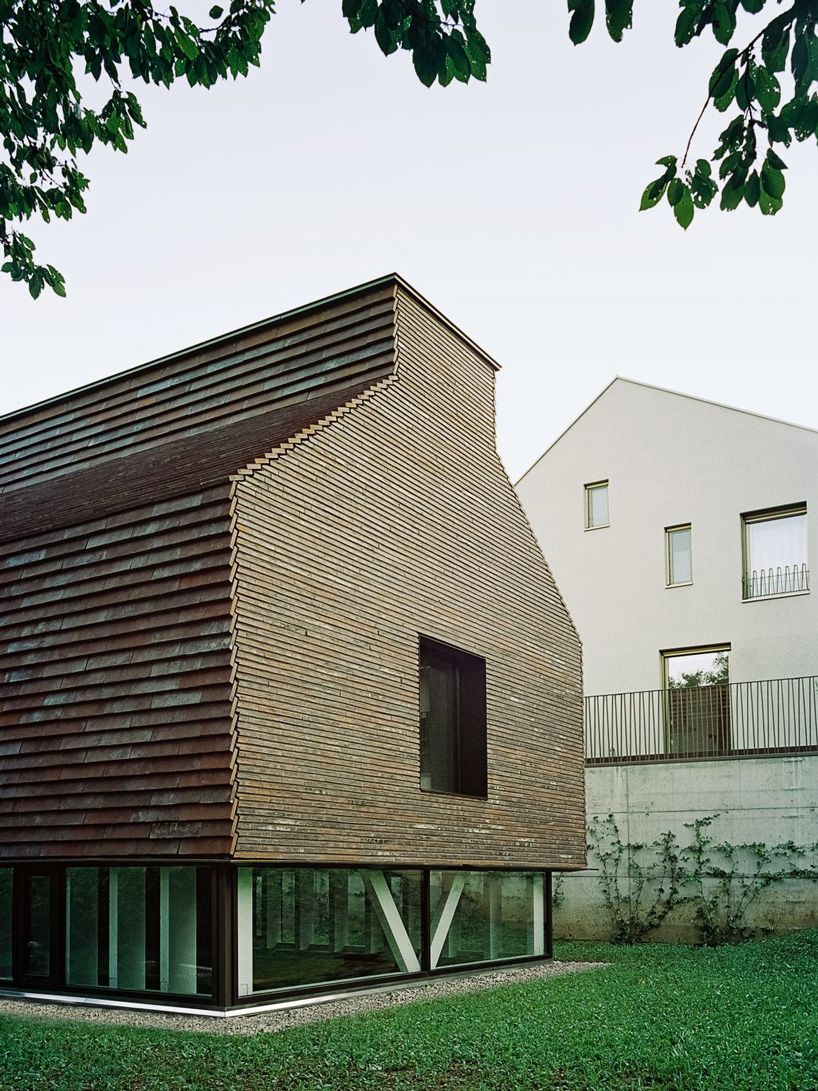 designboom's tweet photo. stocker lee architteti clads office building in switzerland in rust-red tiles + bricks
https://t.co/VKIWwL4Dkj https://t.co/IwBPnygies