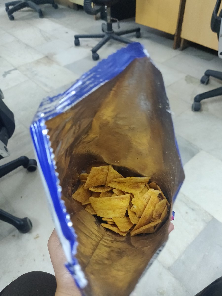 shwetamenon20's tweet photo. Hi @BingoSnacks ! Even @Lays_India gives more chips than you. Isse zyada toh India mai increment mil jata hai!
#Bingo #ITC #madangles https://t.co/d4dxDcUlJk