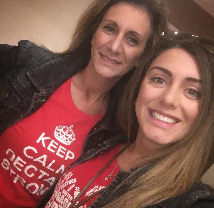 LGomes50431249's tweet photo. Mother daughter duo supporting #RedforEd Friday’s ⁦@misscgomes⁩ @OECTAProv⁩ . https://t.co/rLzP0Ak79d
