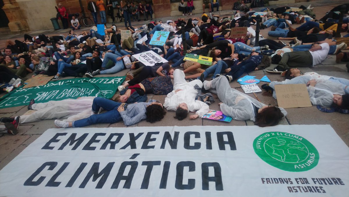bemuniovi's tweet photo. ♻️📣 EMERXENCIA CLIMÁTICA 📣♻️
Hoy en la concentración por el clima. Todavía nos queda la mani, así que... ¡¡nos vemos a las 19h en la estación de trenes de Uviéu!! #27S #HuelgaMundialPorElClima #EmergenciaClimatica https://t.co/uZfbnsyL2V