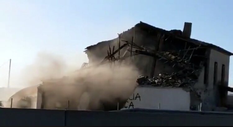 Es muy sintomático que en el mismo día de la #HuelgaMundialPorElClima, mientras <a href="/sanchezcastejon/">Pedro Sánchez</a> predica la descarbonización, su Ministerio de <a href="/fomentogob/">Ministerio de Fomento</a> destruya el #FornDeBarraca, arrasando la huerta. En la salida de #València por la #V21 no hay atascos. Había alternativas.