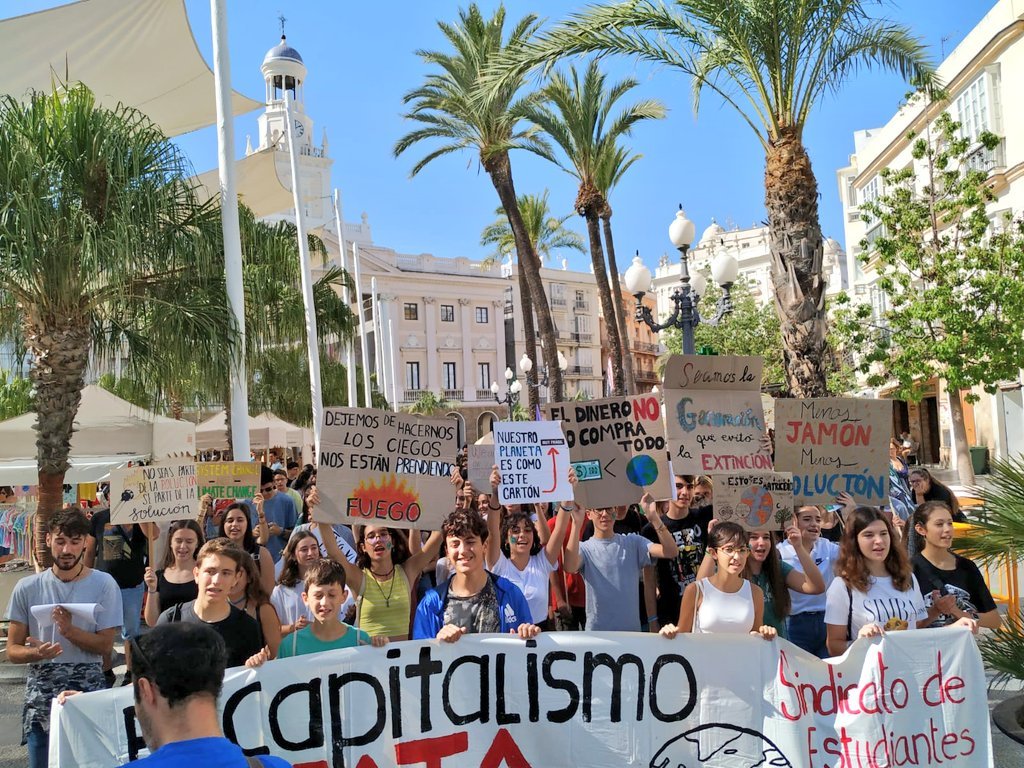 iDiarioES's tweet photo. #HuelgaMundialPorElClima En Madrid, Barcelona, Sevilla, Murcia, Málaga, Oviedo, Bilbo, Zaragoza, Vigo... miles de estudiantes toman las calles para decir que el problema no es el clima, sino el sistema ✊🌎 
#schoolstrike4climate
#ClimateGlobalStrike
#FridaysForFuture https://t.co/kQm8mXfJ58