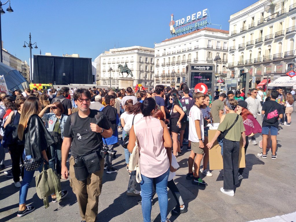 iDiarioES's tweet photo. #HuelgaMundialPorElClima En Madrid, Barcelona, Sevilla, Murcia, Málaga, Oviedo, Bilbo, Zaragoza, Vigo... miles de estudiantes toman las calles para decir que el problema no es el clima, sino el sistema ✊🌎 
#schoolstrike4climate
#ClimateGlobalStrike
#FridaysForFuture https://t.co/kQm8mXfJ58