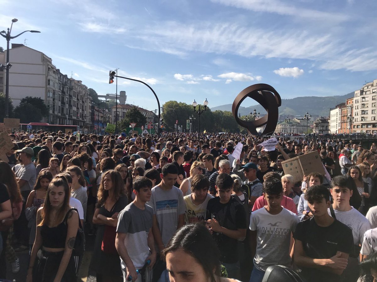 iDiarioES's tweet photo. #HuelgaMundialPorElClima En Madrid, Barcelona, Sevilla, Murcia, Málaga, Oviedo, Bilbo, Zaragoza, Vigo... miles de estudiantes toman las calles para decir que el problema no es el clima, sino el sistema ✊🌎 
#schoolstrike4climate
#ClimateGlobalStrike
#FridaysForFuture https://t.co/kQm8mXfJ58