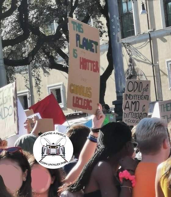 fishingwithaR18's tweet photo. "Questo pianeta è più caldo di Charles Leclerc"
Tutto nella norma al Friday For Future di Roma
Segnalazione di Matteo Pasini 
#FridaysForFuture #ClimateStrike https://t.co/mBXmbHfPSp