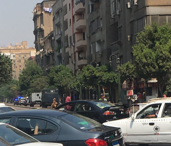 RassdNewsN's tweet photo. #عاجل: قوات الأمن تغلق شارع القصر العيني بالقرب من ميدان التحرير، بعد ساعات من إغلاق محطات مترو وسط البلد بالتزامن مع دعوات #جمعه_الخلاص https://t.co/o3CcipLa06