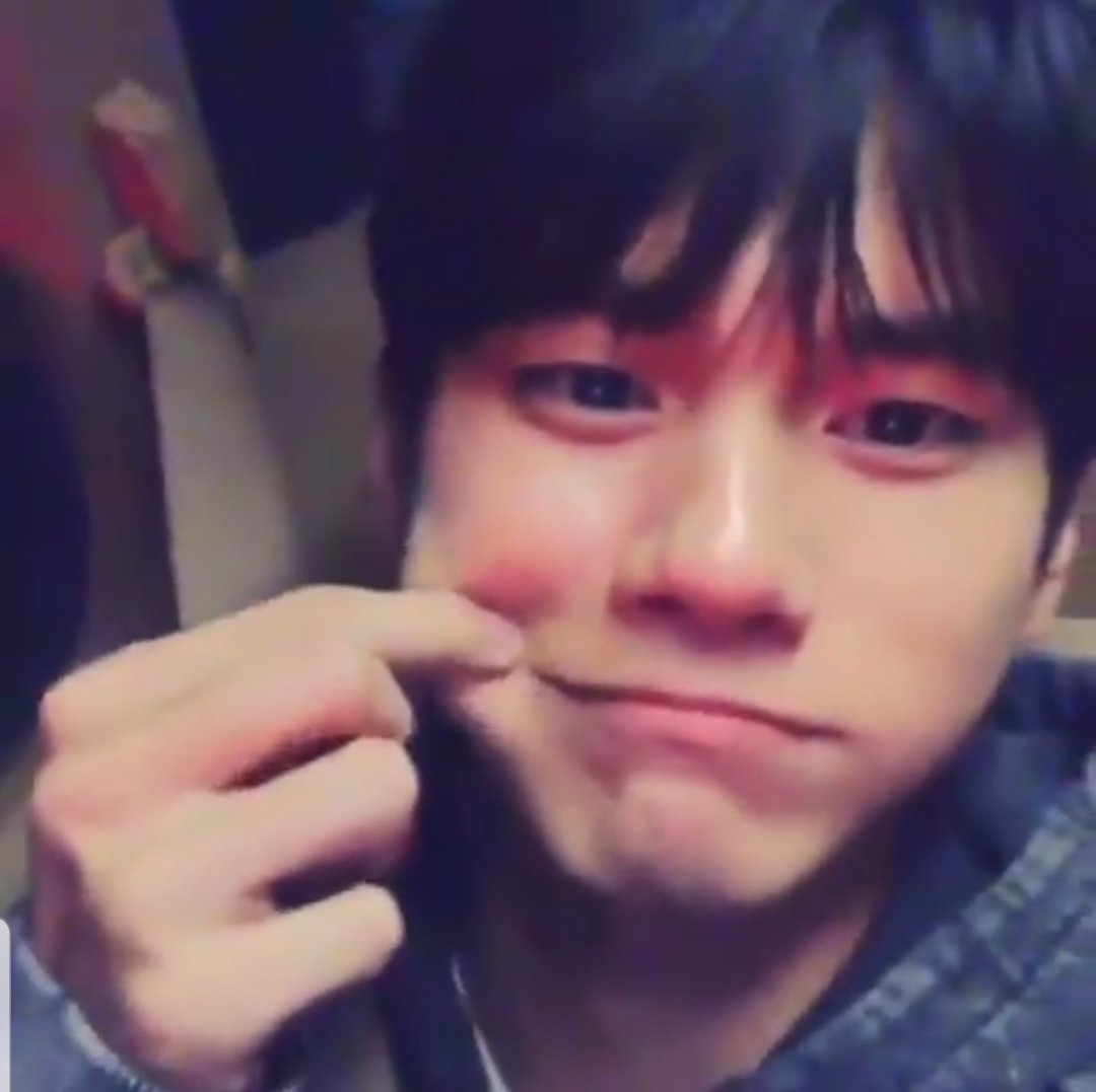 CODUK_K's tweet photo. 자신의 볼이 말랑한걸 참지 못하고 만진 옹성우 https://t.co/R4YDhDRZl7