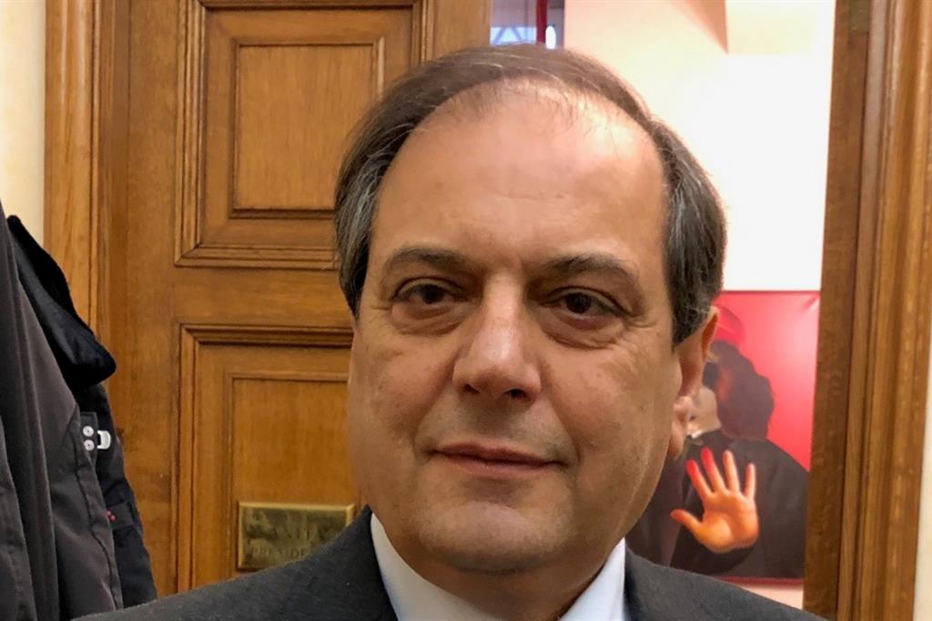 CEI_news's tweet photo. #Finevita. @anell_f, presidente @FNOMCeO. «Le future procedure? Noi #medici staremo coi #malati»
#27settembre #bioetica #eutanasia #suicidioassistito @Scienza_e_Vita @MpV_Italia @ForumFamiglie #sentenza
#culturadellamorte
https://t.co/8oAvdADlmE https://t.co/15LmnGayfC
