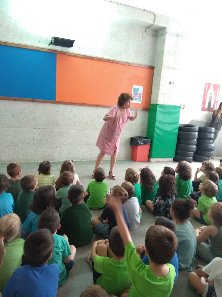 CarolinaLlana's tweet photo. Avui tots de verd!  Parlem sobre el canvi climàtic i la importància de reciclar,  reduir i reutilitzar.  Salvem el nostre planeta 🌍 @escolamdcprat https://t.co/AYJr0kgH5y