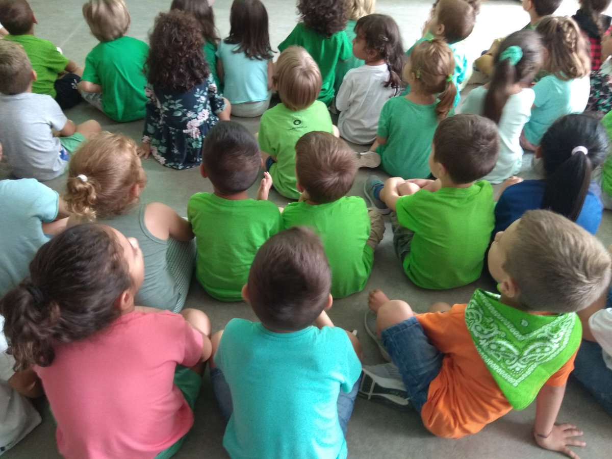 CarolinaLlana's tweet photo. Avui tots de verd!  Parlem sobre el canvi climàtic i la importància de reciclar,  reduir i reutilitzar.  Salvem el nostre planeta 🌍 @escolamdcprat https://t.co/AYJr0kgH5y