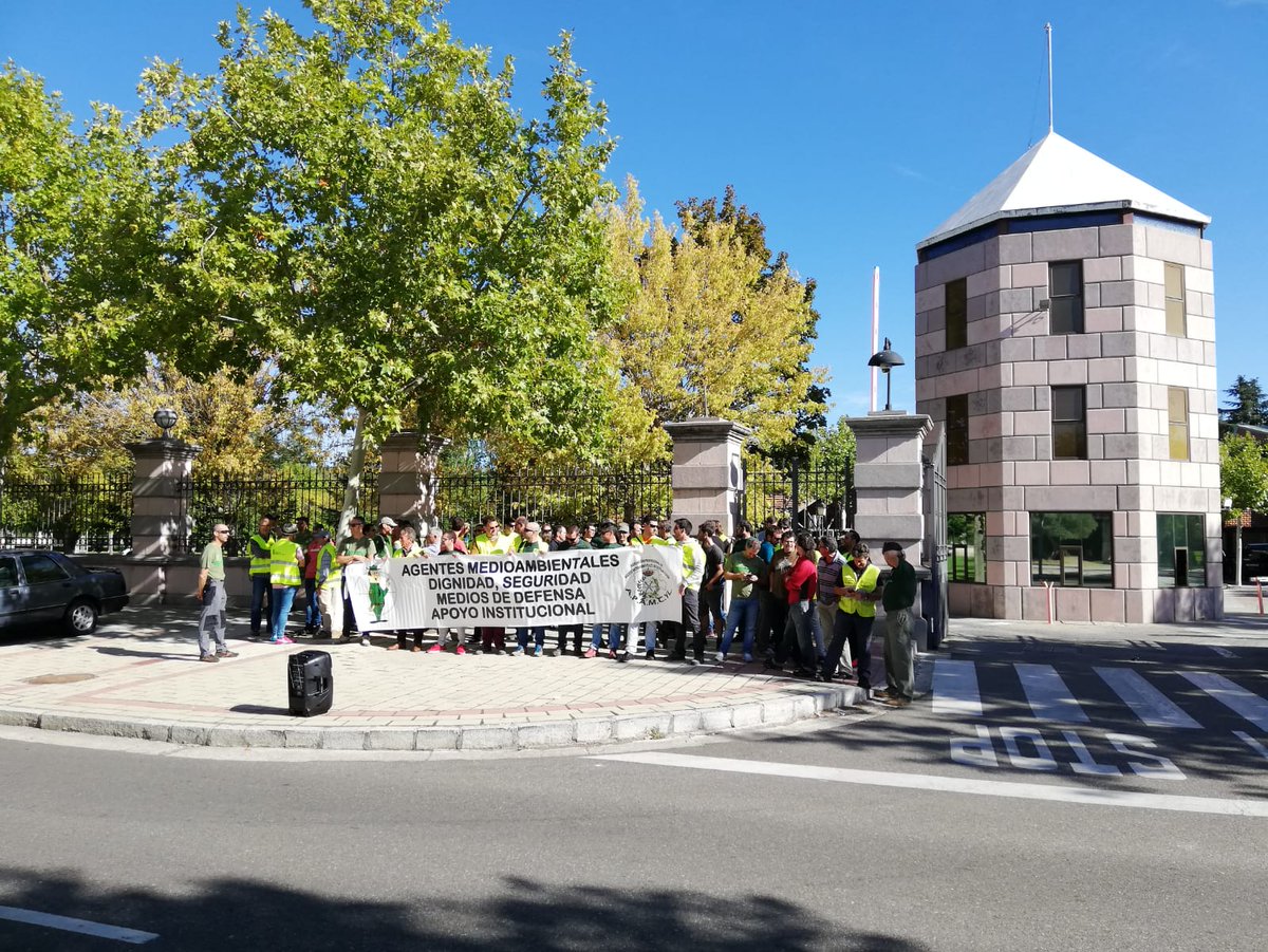 apamcyl's tweet photo. Hoy nos hemos concentrado 
A las puertas de la Consejería de Presidencia de @jcyl pidiendo la retirada inmediata del procedimiento PEA SST 06.02 sobre vigilancia y seguridad en las intervenciones  de #AAMM . https://t.co/FFJ2eeLV4F