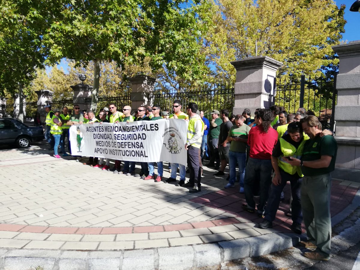 apamcyl's tweet photo. Hoy nos hemos concentrado 
A las puertas de la Consejería de Presidencia de @jcyl pidiendo la retirada inmediata del procedimiento PEA SST 06.02 sobre vigilancia y seguridad en las intervenciones  de #AAMM . https://t.co/FFJ2eeLV4F