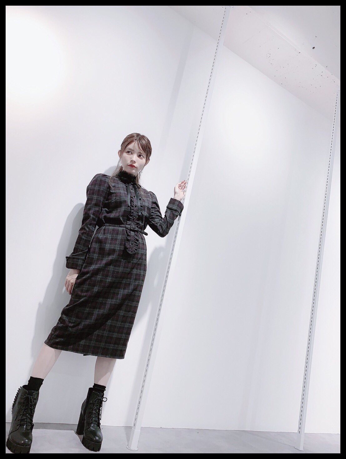 Eatme Director S Info ラッフルシャツワンピース チャンキーヒールショートブーツ レトロな チェック柄のワンピースに足元は黒で引き締めて 大人っぽさを演出したコーデ T Co I6l6qgnm2a T Co Nqy7ykdj3p