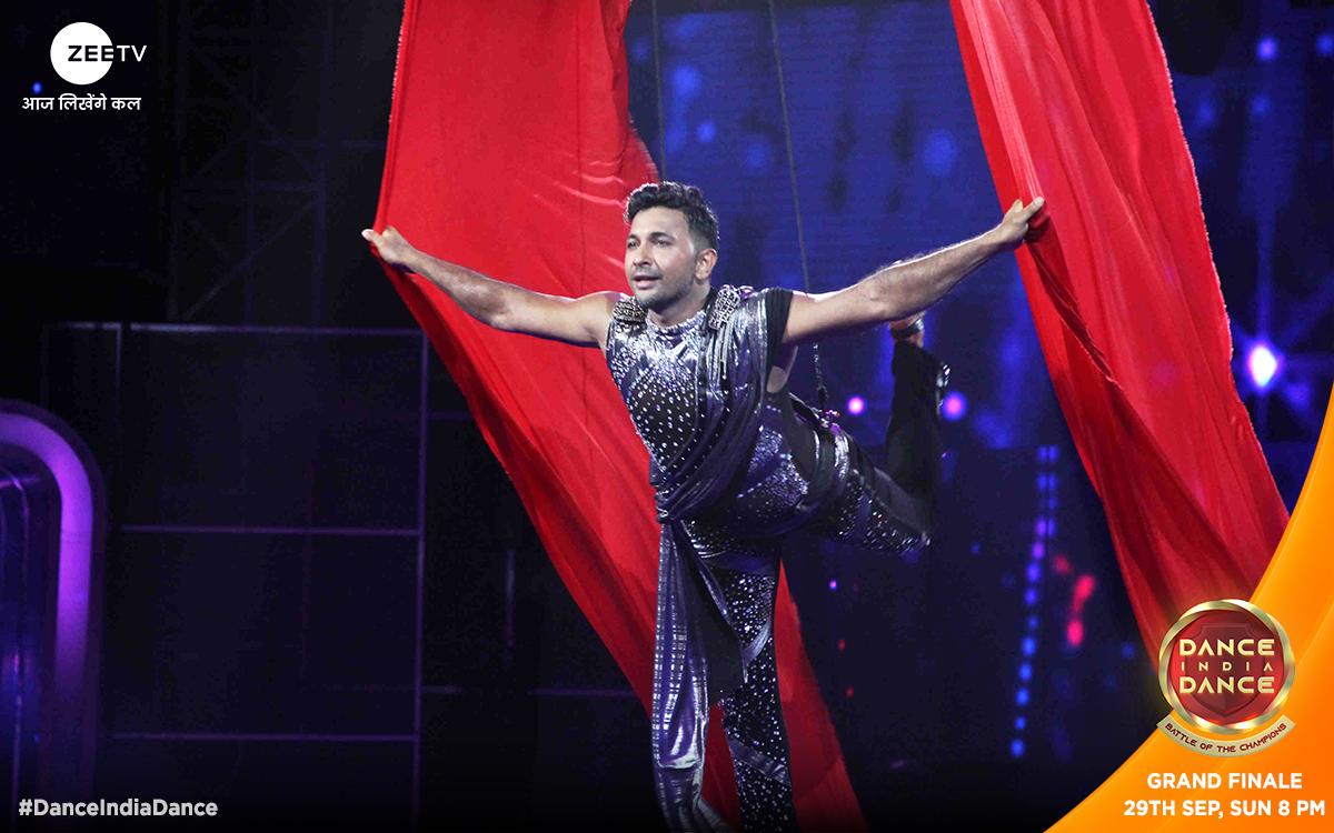 The epic conclusion of India's biggest dance battle is waiting for you! 😍😍

Watch the #DIDGrandFinale this Sun, 29th September, 8 pm onwards only on #ZeeTV.

#DanceKaJungistaan #DanceIndiaDance #BattleOfTheChampions <a href="/raftaarmusic/">RAFTAAR</a> <a href="/FarOutAkhtar/">Farhan Akhtar</a> <a href="/priyankachopra/">PRIYANKA</a> <a href="/zeetv_did/">Dance India Dance</a>