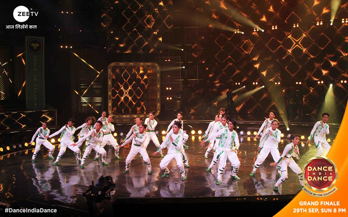 ZeeTV's tweet photo. The epic conclusion of India's biggest dance battle is waiting for you! 😍😍

Watch the #DIDGrandFinale this Sun, 29th September, 8 pm onwards only on #ZeeTV.

#DanceKaJungistaan #DanceIndiaDance #BattleOfTheChampions @zeetv_did https://t.co/LJ6fp0cO0C
