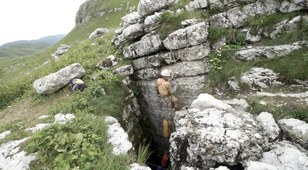 The world’s deepest cave irinasedunova.com/2019/09/27/the…