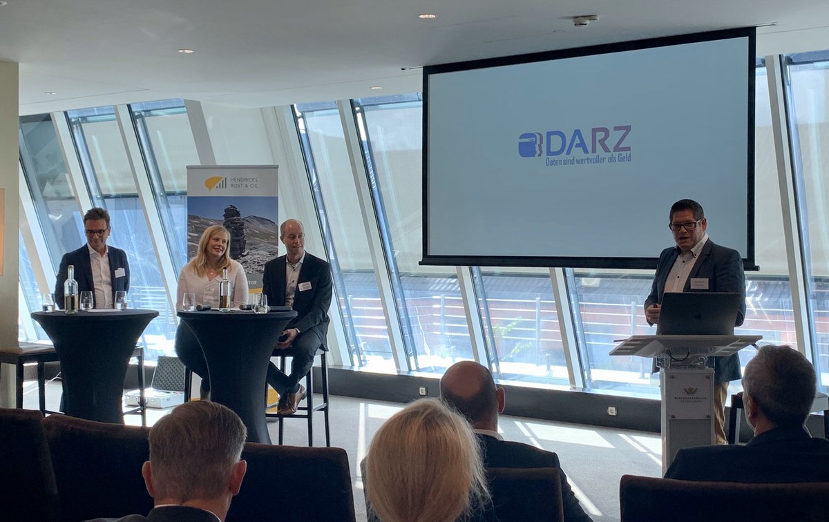HRCIE's tweet photo. Spotlight 1 auf den #EW2019 

Marcus Lind von der @darz_gmbh:

#CloudComputing - skalierbar &amp; leistungsfähig, mit Top-Qualität &amp; höchster Sicherheit. Wer den Trend verschläft, wird Wettbewerbskraft verlieren. https://t.co/1ghFZu9m7D