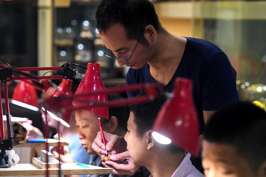 XHNews's tweet photo. "A large country with a nearly 1.4 billion population, China cannot achieve prosperity by asking for assistance and waiting. The only option is hard work," said a white paper https://t.co/uKGyiQj52d https://t.co/hCx42MSZYK