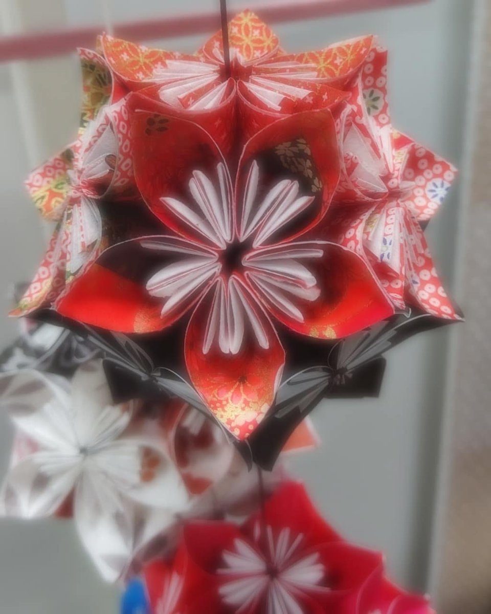 infomamapoke's tweet photo. Japanese ornaments "kusudama" 
#origami #red #brack #coolcolor #Japanesestyle #beautiful #washi #vrninjadojo https://t.co/jQyNCwxf4s