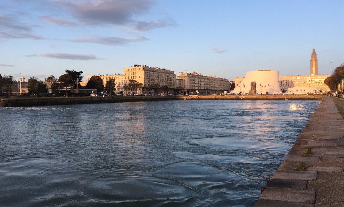 AudreyPulvar's tweet photo. Les gens qui disent qu’il ne fait pas beau au Havre... les gens 🙂🙂 #LHForum #PensezPositif https://t.co/JRzpaq7JIc