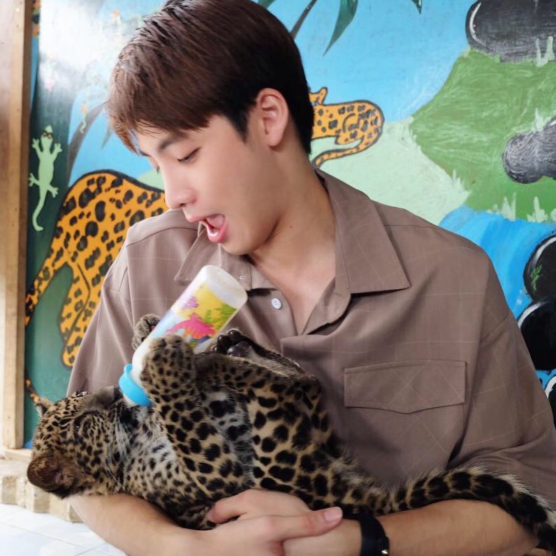 reviewerrr_th's tweet photo. พ่อเสือเลี้ยงลูกเสือ??🐆🐆🐆😃 #รีวิวเว่อออร์ เสาร์นี้ #รีวิวกาญจนบุรี #ไปเที่ยวกาญฯกับมีนมั้ยจ๊ะ 28 ก.ย. 62 ช่อง28 3SD 14.00 น. เป็นต้นไป #meanphiravich #m34nismind https://t.co/JeXTs0XFav