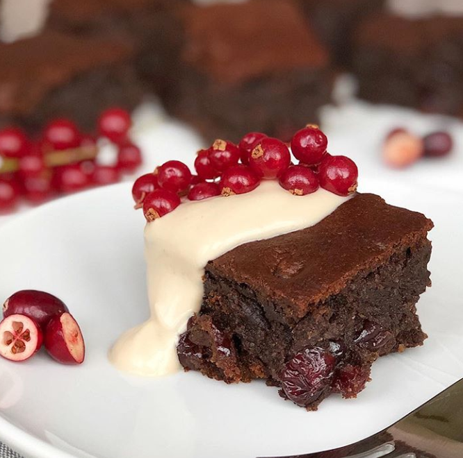 BenefitChoc's tweet photo. Friday treat courtesy of @foodiefitwinmummy! Get the full recipe for this Cranberry and cinnamon chocolate brownies ๐ซ๐
.
#benefitchocoalte #friendswithbenefit #chocolatecake #brownies #healthychoices #proteinbaking #vegan #veganuary #plantbased #veganrecipes #healthyfood https://t.co/Gcv6bpvIiT
