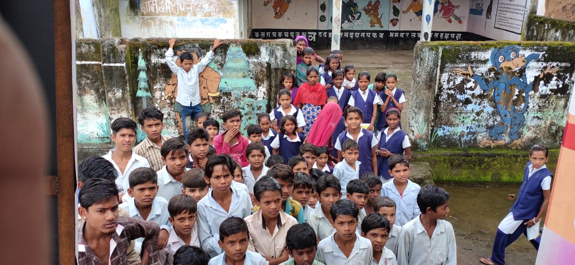 ChildHealthMP's tweet photo. बड़वानी के सावरिया पानी आंगनबाड़ी केंद्र पर बाल स्वास्थ्य कार्यक्रम का आयोजन किया गया। यहां ग्रामीण बच्चों और लोगों को शॉर्ट फिल्म दिखाकर स्वच्छता को अपनाने की अपील की गई।

ग्रामीणों को गंदगी जनित बीमारियों से बचाव के तरीके भी बताये गये।
@UNICEFIndia @healthminmp @drvandanabhatia https://t.co/iusO3lIkYP