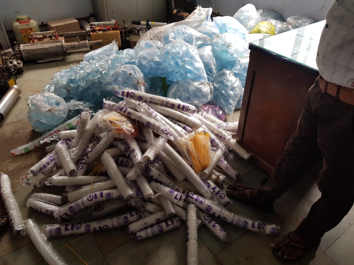 MandviCo's tweet photo. #SwachhataHiSeva 
Mandvi Np raids on illegal water pouch factories,  sahjanand beverages and fresh gold packaging. Seizing around 1,00,000 pouches and packing material worth  1.5 lakh rupees. Fine imposed 5000/-.@CollectorKutch @KutchDdo @dc_mundra @DaveAniruddh https://t.co/p2UTY9ysPn