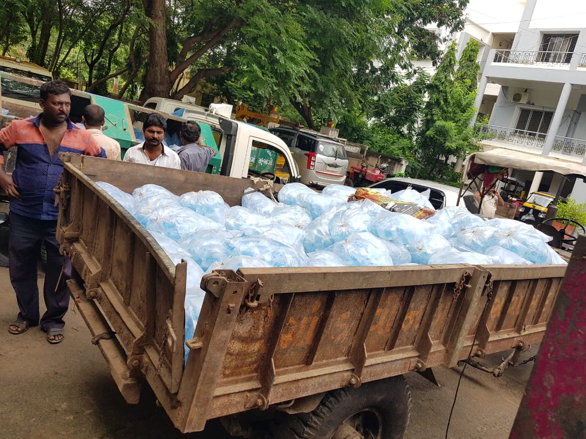 MandviCo's tweet photo. #SwachhataHiSeva 
Mandvi Np raids on illegal water pouch factories,  sahjanand beverages and fresh gold packaging. Seizing around 1,00,000 pouches and packing material worth  1.5 lakh rupees. Fine imposed 5000/-.@CollectorKutch @KutchDdo @dc_mundra @DaveAniruddh https://t.co/p2UTY9ysPn