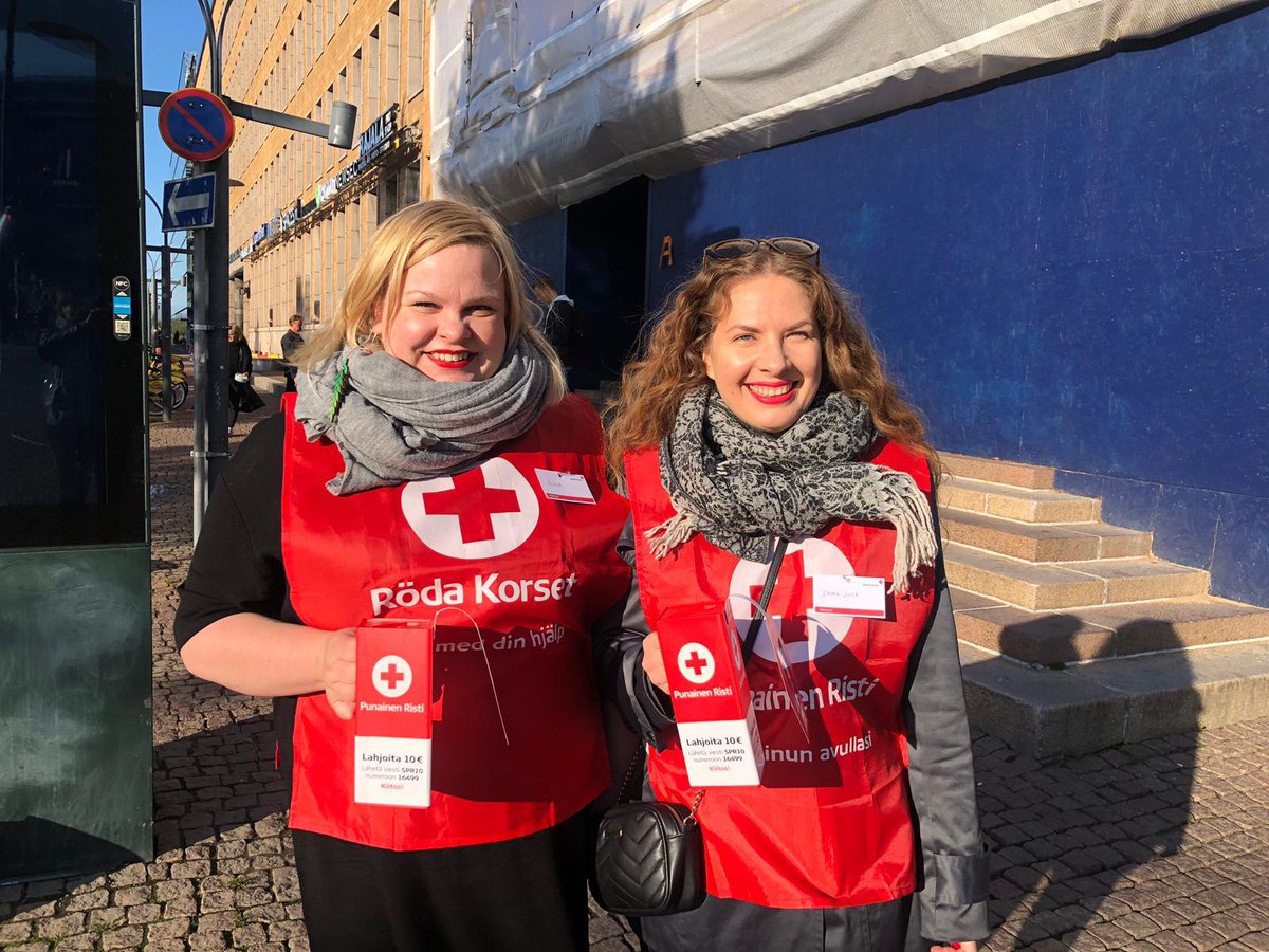 Vesaiset osallistuu tänä vuonna @PunainenRisti #nälkäpäivä keräykseen 26.-28.9. Vesaisten Elina ja Emma-Julia vetivät punaiset liivit päälleen ja kantoivat kortensa kekoon Helsingin keskustassa. #vesaiset #liikettävesaisiin #lapsiontärkein #nälkäpäivä #suomenpunainenristi