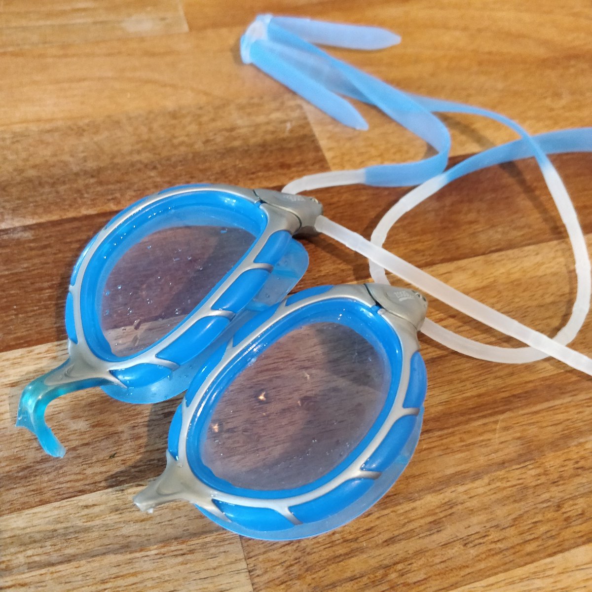 CBoorman79's tweet photo. Dear @ZoggsUK, I purchased these less than a year ago (no, no receipt 😕), used once a week. Is this a common failure? Very disappointing #goggles #swimwithyoureyesopen now #swimmimgwithmyeyesshut https://t.co/0HnhWaurTf