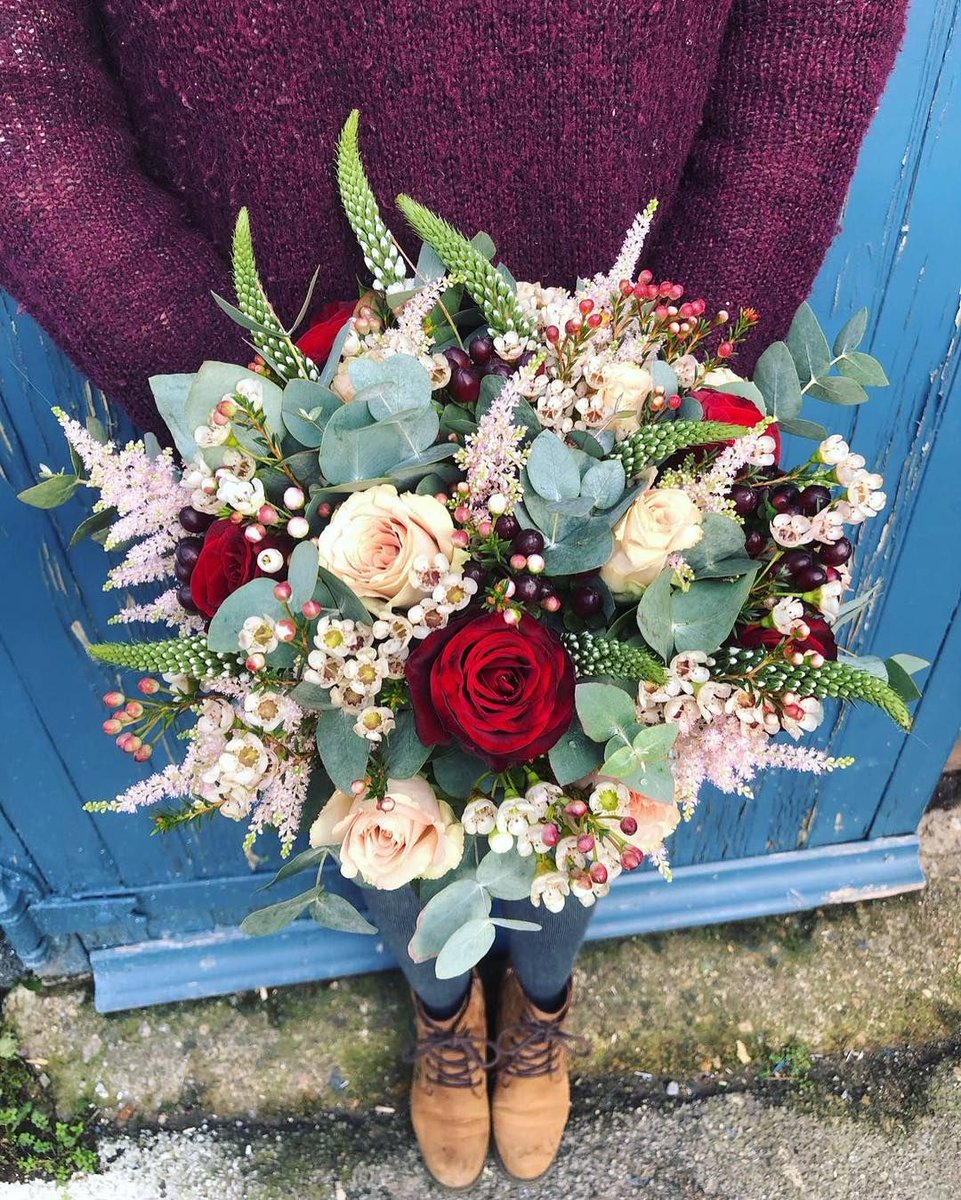 Happy Friday everyone! 
Loving the warm tones in this gorgeous Thistle and String bouquet 🌹