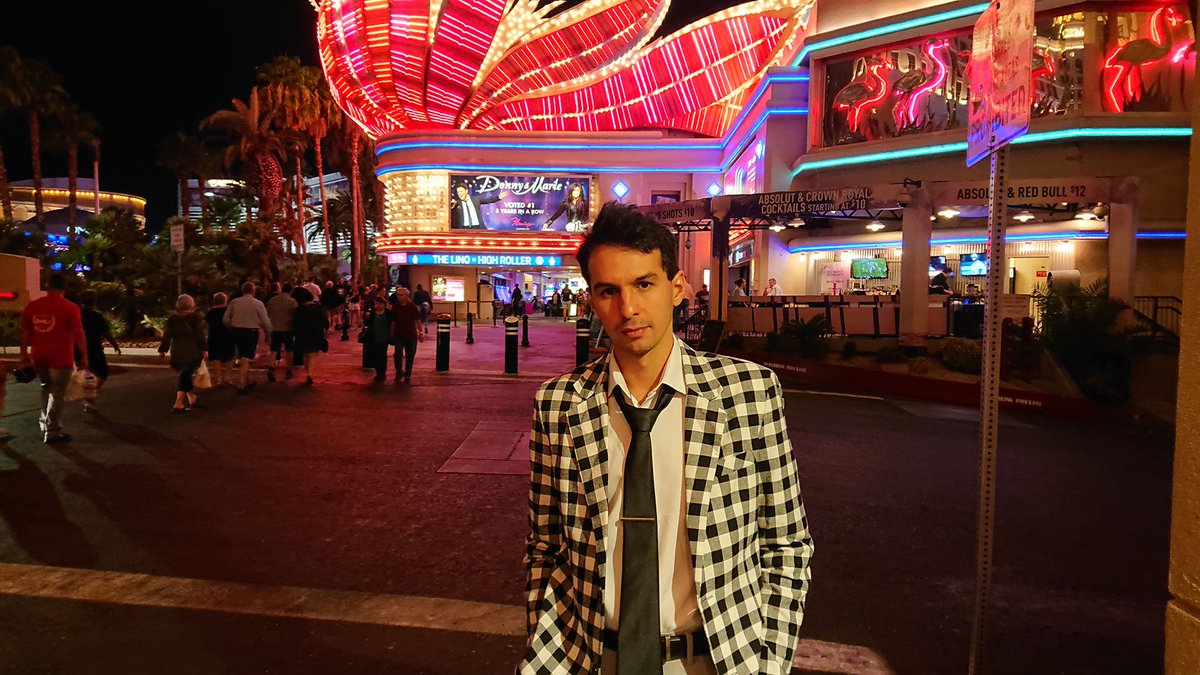 Visiting Vegas I had to use the opportunity and cosplay Benny from Fallout New...