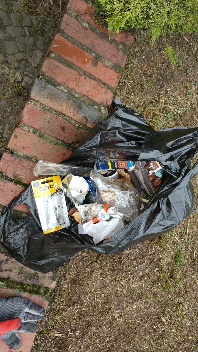 ancient_damsel's tweet photo. Bahnunterführung bei Edeka und Bahnhofstr. bis Ecke Poststr. #Luckenwalde . So much #plastic ! #cleanupweek - FRIDAY #week4climate #FridayForFuture @FridayForFuture @parents4future @KitaForFuture #müllsammeln #plogging https://t.co/AsIY6GxWDe https://t.co/jnmHFVkYZ4