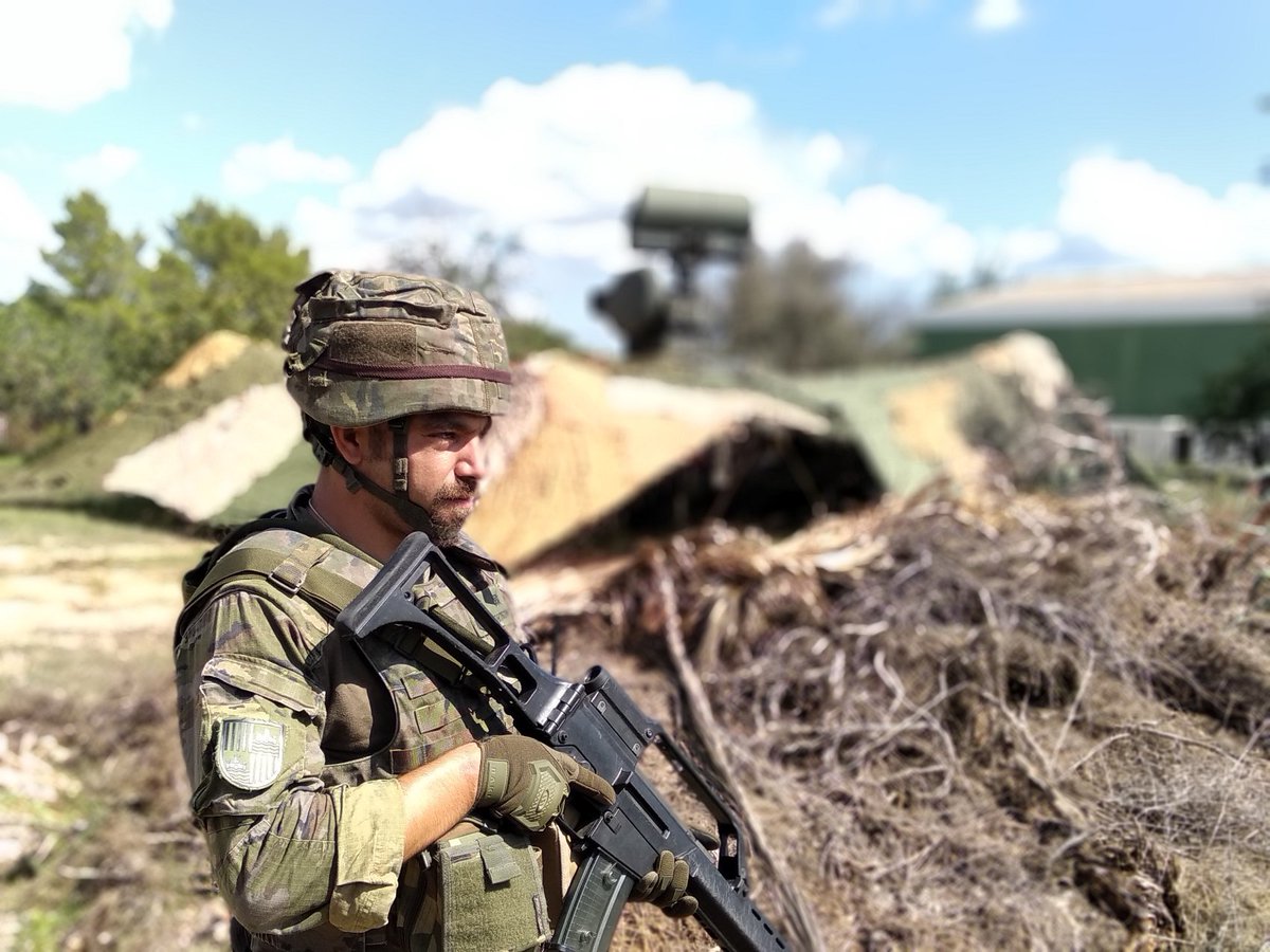 EMADmde's tweet image. #FelizViernesATodos 
El personal del Regimiento de Infantería #Palma47 @EjercitoTierra da protección a la Unidad de Defensa y Artillería Antiaérea #UDAA desplegada en #Ibiza para el ejercicio #EagleEye 19-03 garantizando el cumplimiento su misión 
#NuestraMisiónTuLibertad
#MOPS