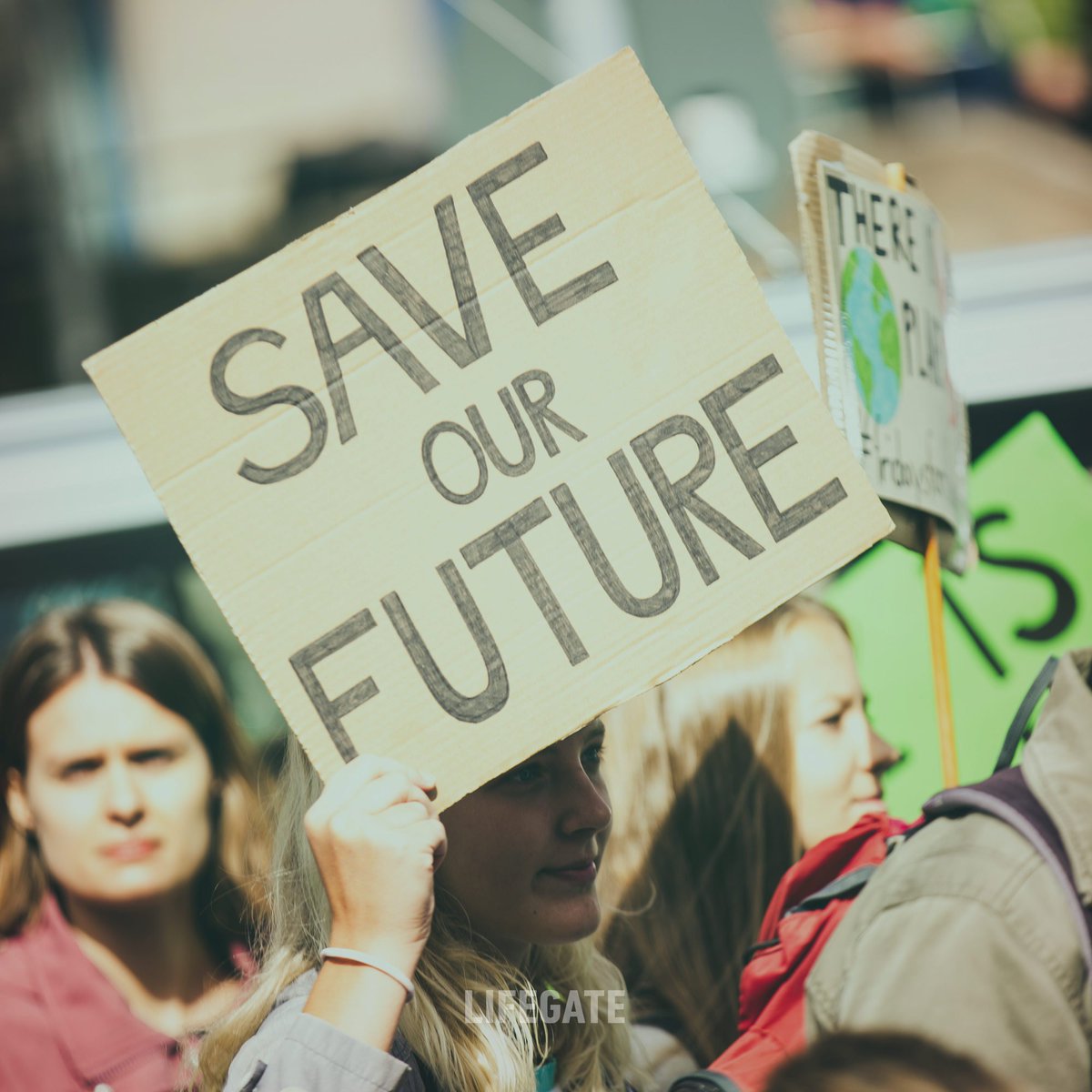 lifegate's tweet photo. Siamo in diretta da #Milano per il terzo #GlobalClimateStrike 👉https://t.co/YWWZt7kNfD https://t.co/AQOysGC7OF
