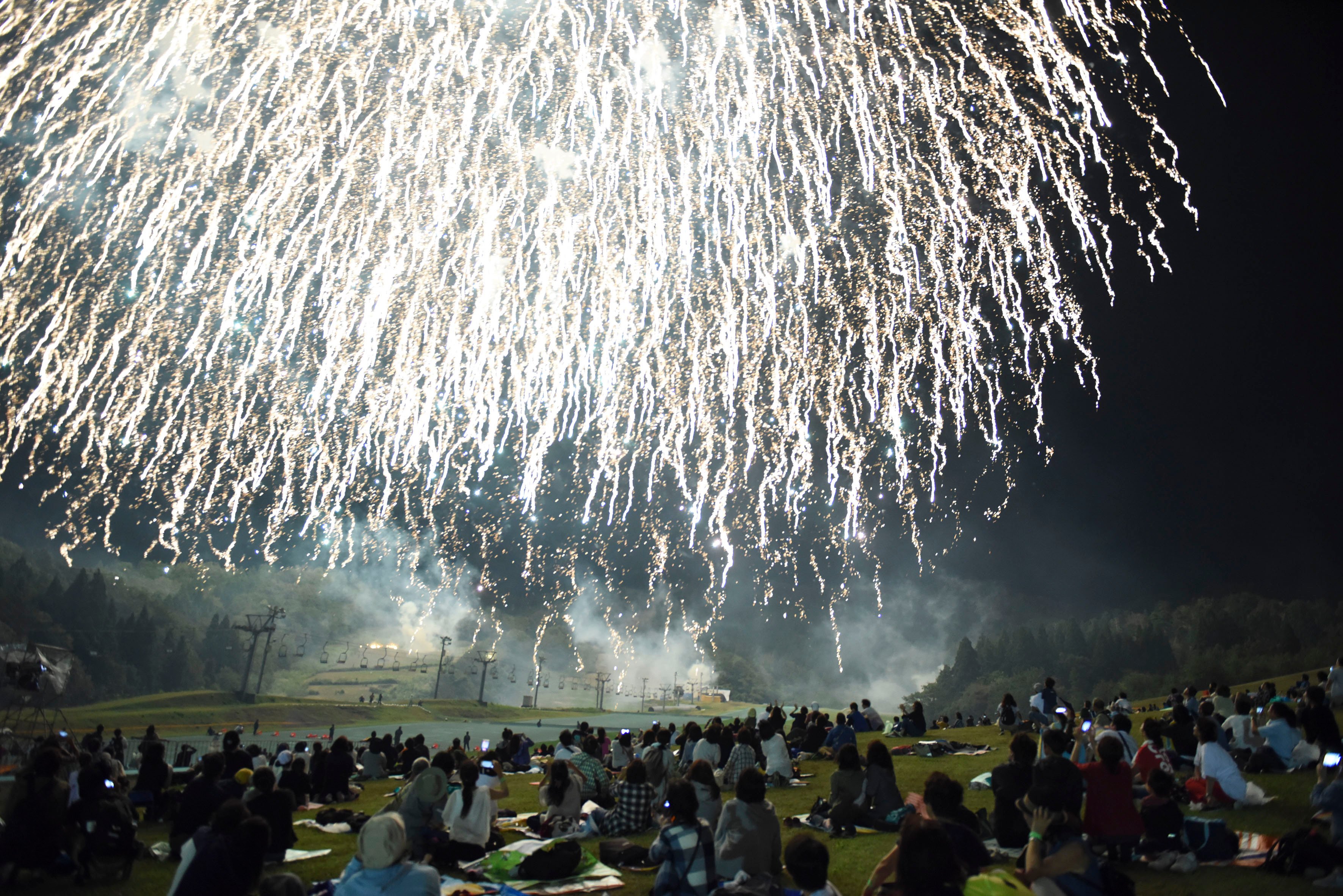米百俵フェス 花火と食と音楽と ご来場ありがとうございました そして この浦瀬小学校と桂小学校のみなさんの 輝き にのせて 両日フェスの最後には 長岡花火 が打ち上がります まるで真上から降ってくるように感じる 大迫力の花火は必見です