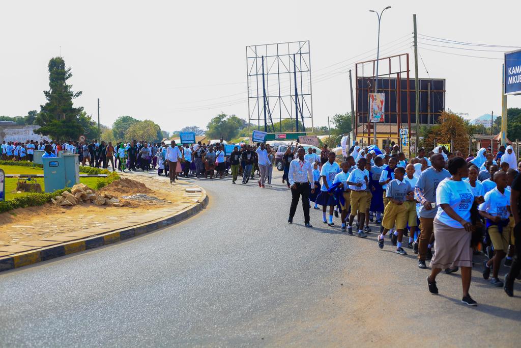 mulika255's tweet photo. Katika kuhitimisha zoezi la utoaji Elimu ya Mabadiliko ya Tabianchi, leo tumefanya Matembezi ya Amani Hadi katika viwanja vya Nyerere Square, ambapo vijana walibeba Mabango yenye ujumbe tofauti kuhusu kuchukua hatua dhidi ya Mabadiliko ya Tabianchi. #TabianchiTz #ClimateAction https://t.co/Nio7KHjhAB