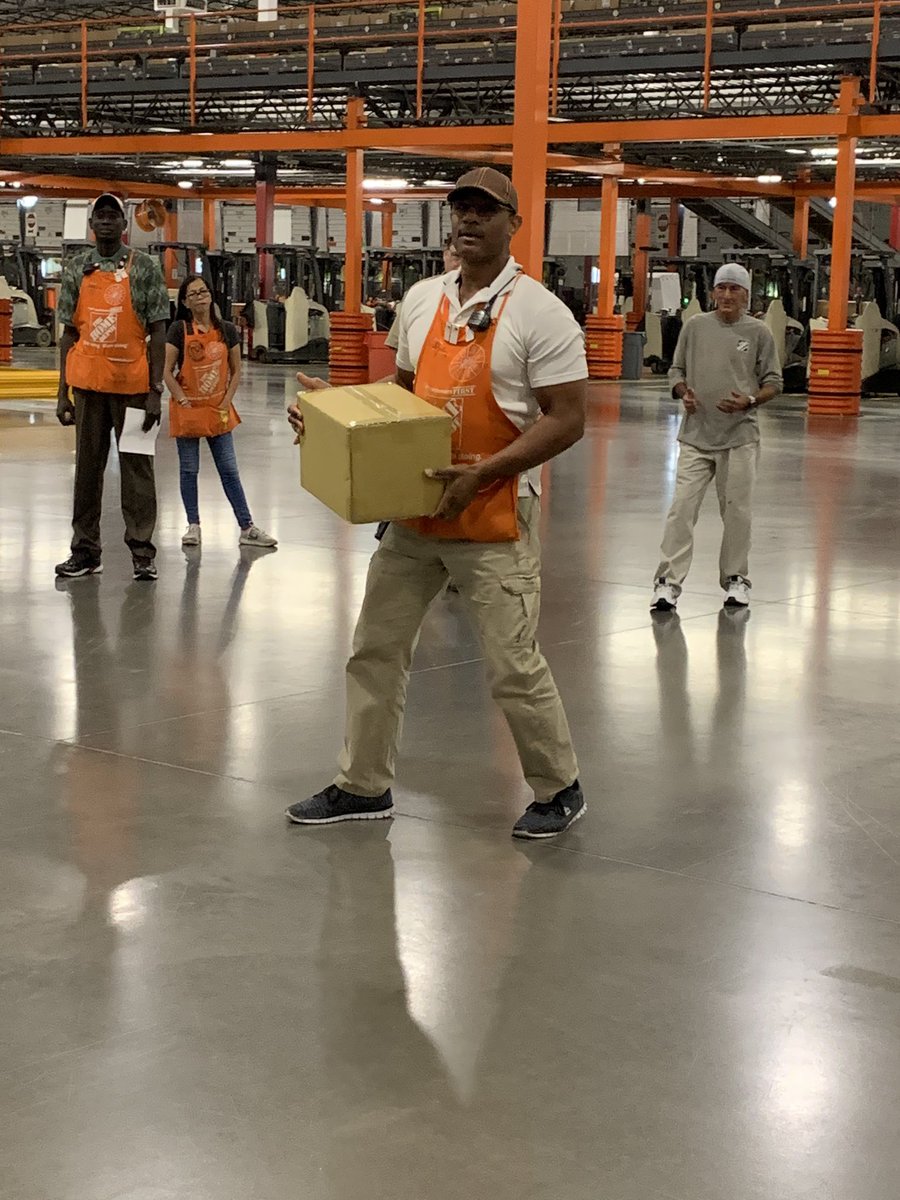 SMThomas08's tweet photo. Key 1 InFocus Captain AS Paul showing us how to use Proper SIMs Techniques at the Re-Energizer! #ProperLifting #GreenZone #PointyourToeandGo https://t.co/DfHe3PwT7l