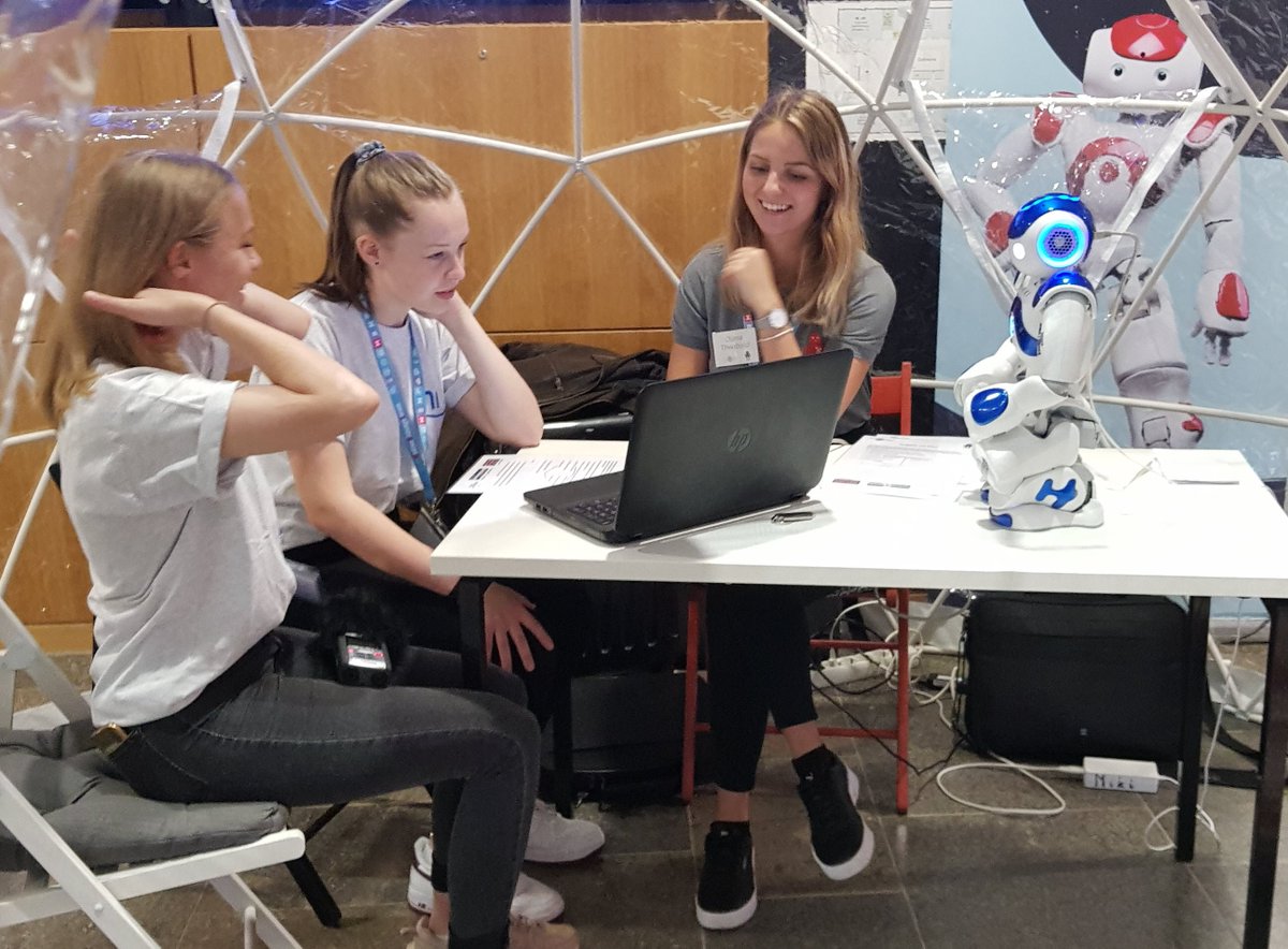 project__HEART's tweet photo. Großer Andrang am Iglu von @BMBF_Bund Projekt @roboprax bei der Medienbildungsmesse an der @goetheuni. KI in den Schulalltag mit humanoiden Robotern im Makerspace. https://t.co/R0LGGgWjku https://t.co/K95uWnworz