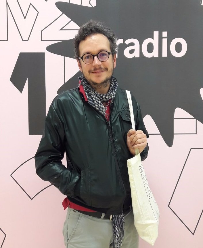 M21madrid's tweet photo. @future_spain @LaCasaEncendida @angel__aranda @mariadelri0 @DeLovecraft @AmparoMontejano @MADRID Y para acabar el programa de hoy hemos entrevistado al periodista y poeta Nacho Vleming @IVleming que nos ha contado en la #LaVueltaAlDía todos los detalles sobre la apertura al público del @LiriaPalacio, de la Fundación Casa de Alba. https://t.co/FVZMwJyje8